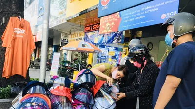 Độc lạ nón phòng dịch COVID-19 giữa đường phố Sài Gòn