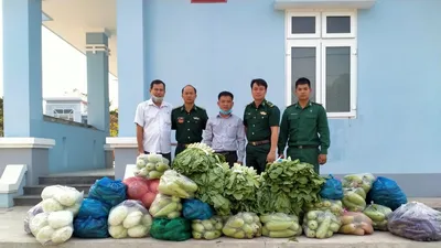 Người dân Tây Ninh gửi quà cho bộ đội biên phòng mùa COVID-19