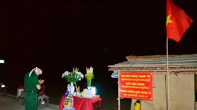 Chiến sĩ biên phòng lập bàn thờ vọng bái biệt cha vì COVID-19