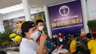 Nghệ sĩ TP.HCM mang bánh chưng, âm nhạc đến bệnh viện dã chiến ngày 26 Tết