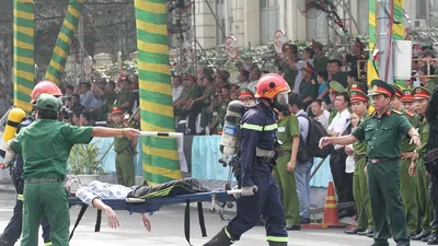 'Giải cứu' tòa nhà Vincom Đồng Khởi 26 tầng bị cháy lớn