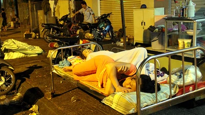 Cảnh người dân phải 'màn trời chiếu đất' vì vụ cháy ở trung tâm Sài Gòn