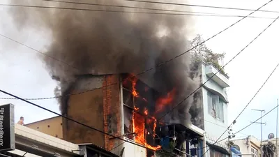 Cháy kèm nổ ở ngôi nhà ba tầng, người dân hốt hoảng tháo chạy