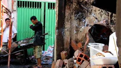 Người dân vớt vát trong hoang tàn sau vụ cháy ở trung tâm Sài Gòn