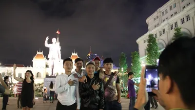 Người dân TP.HCM xuống đường tận hưởng thời khắc giao thừa