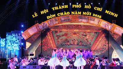 Người dân hào hứng xem chương trình nghệ thuật mừng năm mới