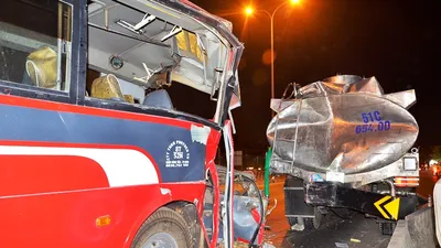 Xe chở công nhân Pou Yuen tông xe bồn, 11 người thương vong