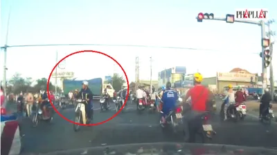 Camera hành trình ghi lại cảnh xe tải tông tám xe máy