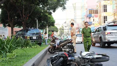 Người đàn ông đi ngược chiều bị xế hộp húc văng