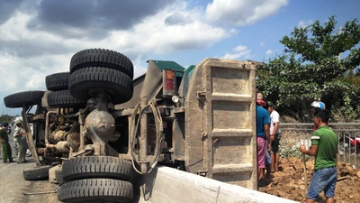 Xe ben lật nhào, hàng tấn đất đổ ra làn đường xe máy ở dốc cầu Phú Mỹ