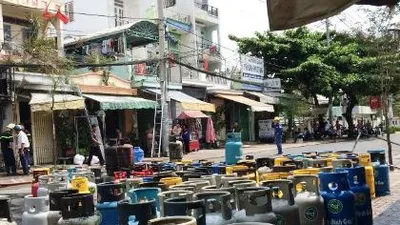 Thanh niên nghi ngáo đá lao vào cửa hàng gas, châm lửa tự sát