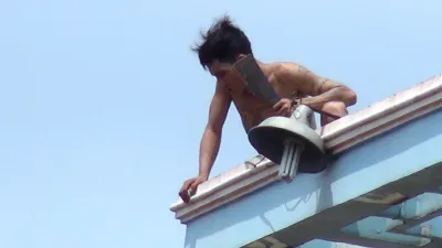 Nam thanh niên nghi ngáo đá cầm dao lao vào nhà dân