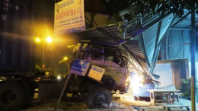 Cả gia đình bỏ chạy khi xe container lao vào nhà trong đêm