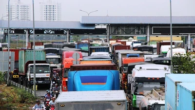 Container tông trụ đèn cầu Phú Mỹ, hàng ngàn phương tiện chôn chân