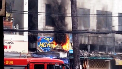 Dãy cửa hàng ở cư xá năm tầng phát hỏa, dân hoảng loạn tháo chạy