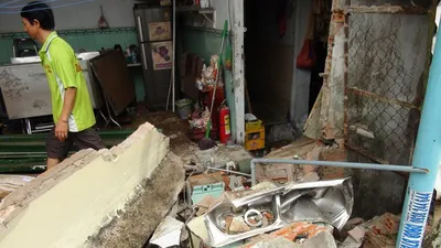 Xe tải mất lái, tông sập một quán phở