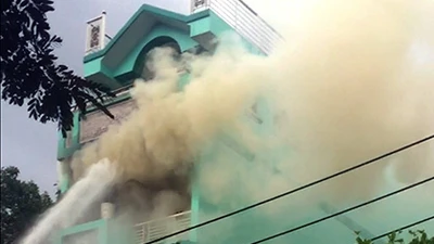 Người đàn ông nghi ngáo đá chém công an rồi đốt nhà cố thủ