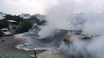 Xưởng vàng mã, sáp nến phát hỏa, 10 nhà dân bị ảnh hưởng