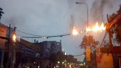 Cáp điện tóe lửa bùng cháy dữ dội, người dân tháo chạy