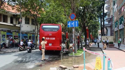 Xe chở khách nước ngoài gây tai nạn ở trung tâm Sài Gòn