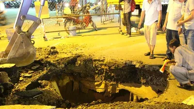 Hố tử thần sâu 7 m xuất hiện ngay giao lộ TP.HCM