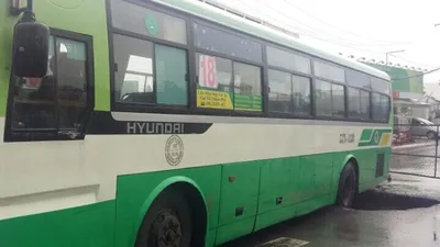 Xe buýt sụp 'hố tử thần' trên đường Nguyễn Ảnh Thủ