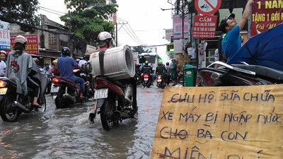 3 anh em sửa xe miễn phí: Sẽ tiếp tục khi mưa lớn