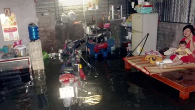 Nước lớn tràn bờ bao, hàng chục hộ dân quận 12 ngập