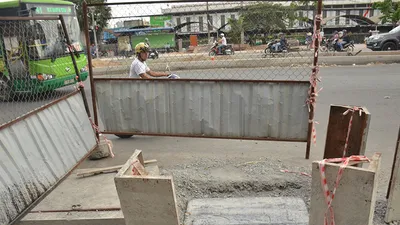 Người đàn ông đón xe buýt rơi xuống hố ga tử vong