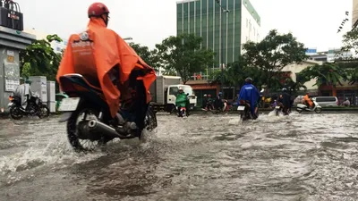 Cửa ngõ Tân Sơn Nhất lại ngập sau cơn mưa