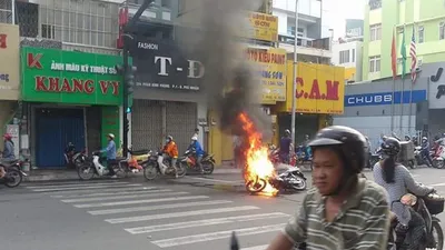 Xe máy bốc cháy khi chờ đèn đỏ, người đàn ông bỏ chạy
