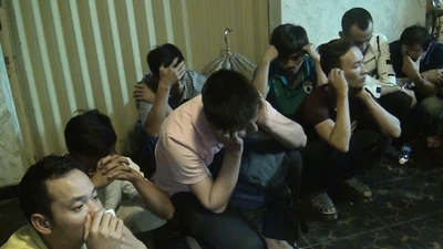 Clip: Đặc nhiệm bắt trăm con bạc sát phạt tại chung cư