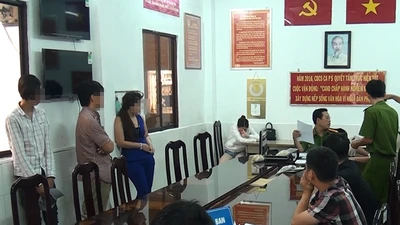 Hàng chục nam nữ thanh niên phê ma túy trong khách sạn