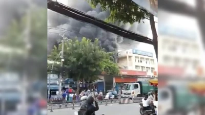 Cháy dữ dội cây xăng, hơn 30 xe máy bị thiêu rụi