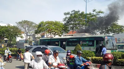 Lửa bốc ngùn ngụt trên nóc xe buýt Chợ Lớn - An Sương