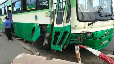 Hành khách la hét khi xe buýt tông dải phân cách