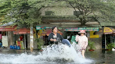 Người dân quận 12 khổ sở vượt 'biển nước' đi làm