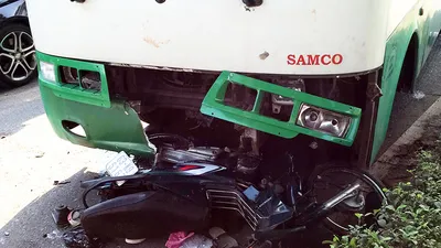 Ông chở cháu đi học bị xe buýt tông đẩy đi 20 m