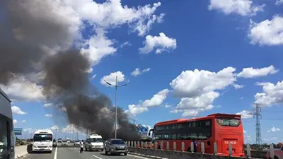 Xe khách cháy dữ dội trên cao tốc Trung Lương 