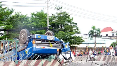 Xe chở cát lật ngửa chắn ngang quốc lộ ở TP.HCM