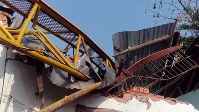 Cần cẩu cao hàng chục mét rơi đè sập nhà dân giữa đêm 