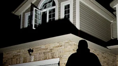 Kẻ trộm điện thoại bị camera cửa hàng ghi hình