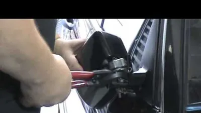 2 vợ chồng trộm kính ô tô còn đánh người ở TP.HCM