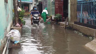 Mưa đột ngột giữa mùa khô, TP.HCM ngập cục bộ