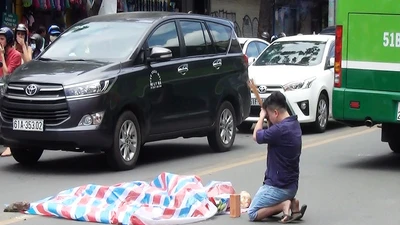 Ngã từ xe ôm, 1 phụ nữ bị xe buýt cán ở ngã 6 