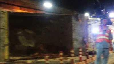 Xe chở đất lật trong hầm Thủ Thiêm