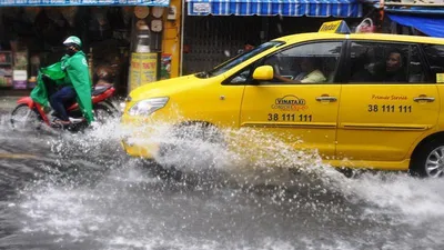 Mưa lớn, đường TP.HCM ngập nặng giữa mùa nóng