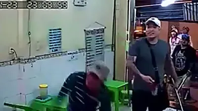 Nhóm người hung hãn đập phá quán kem ở quận 1