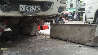 Cụ bà thoát chết thần kỳ, bò ra từ gầm xe bồn