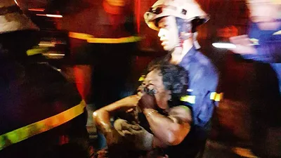 Cứu kịp 3 người kẹt trong đám cháy ở khu Lữ Gia